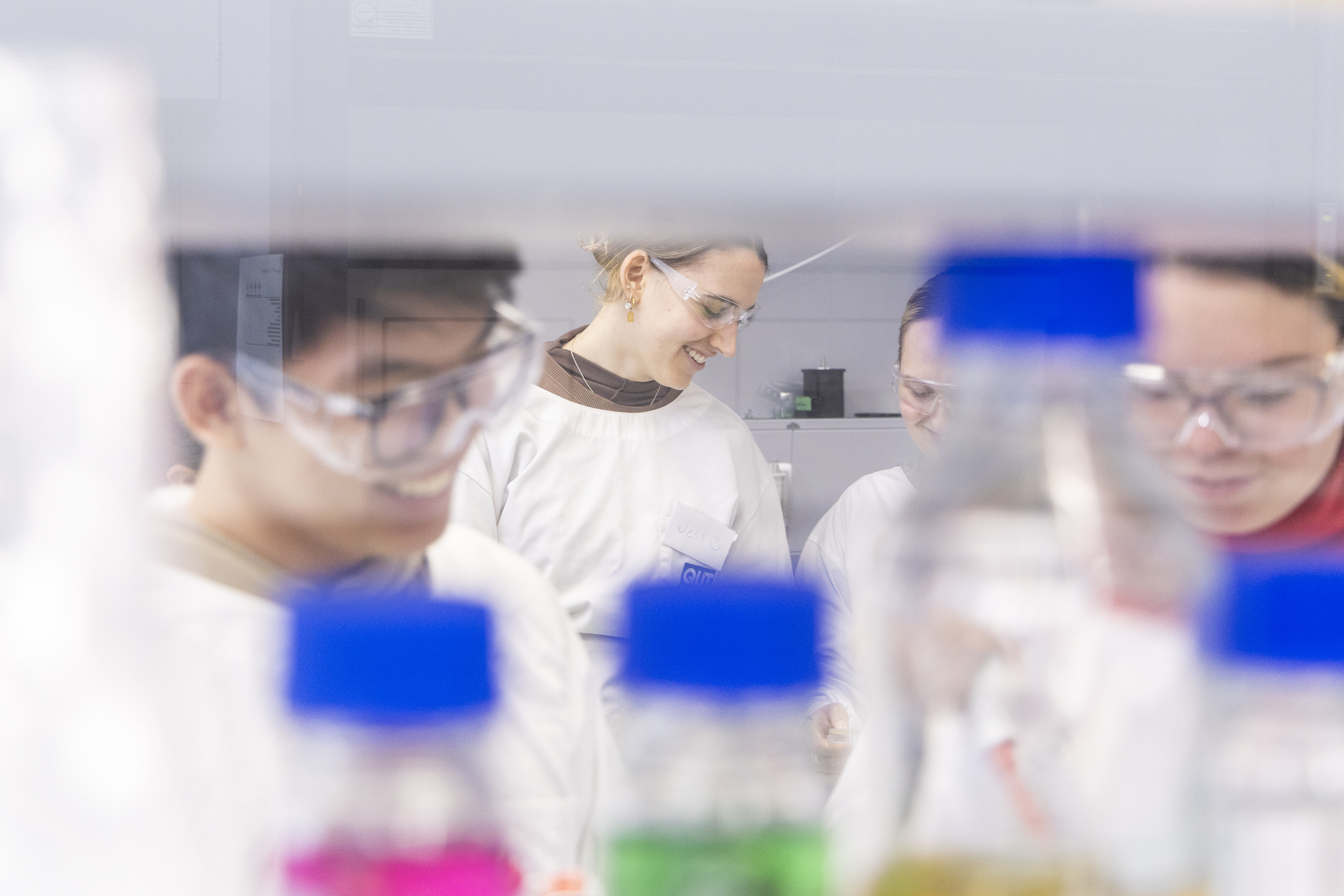 Studierende im Labor, verschwommener Vordergrund