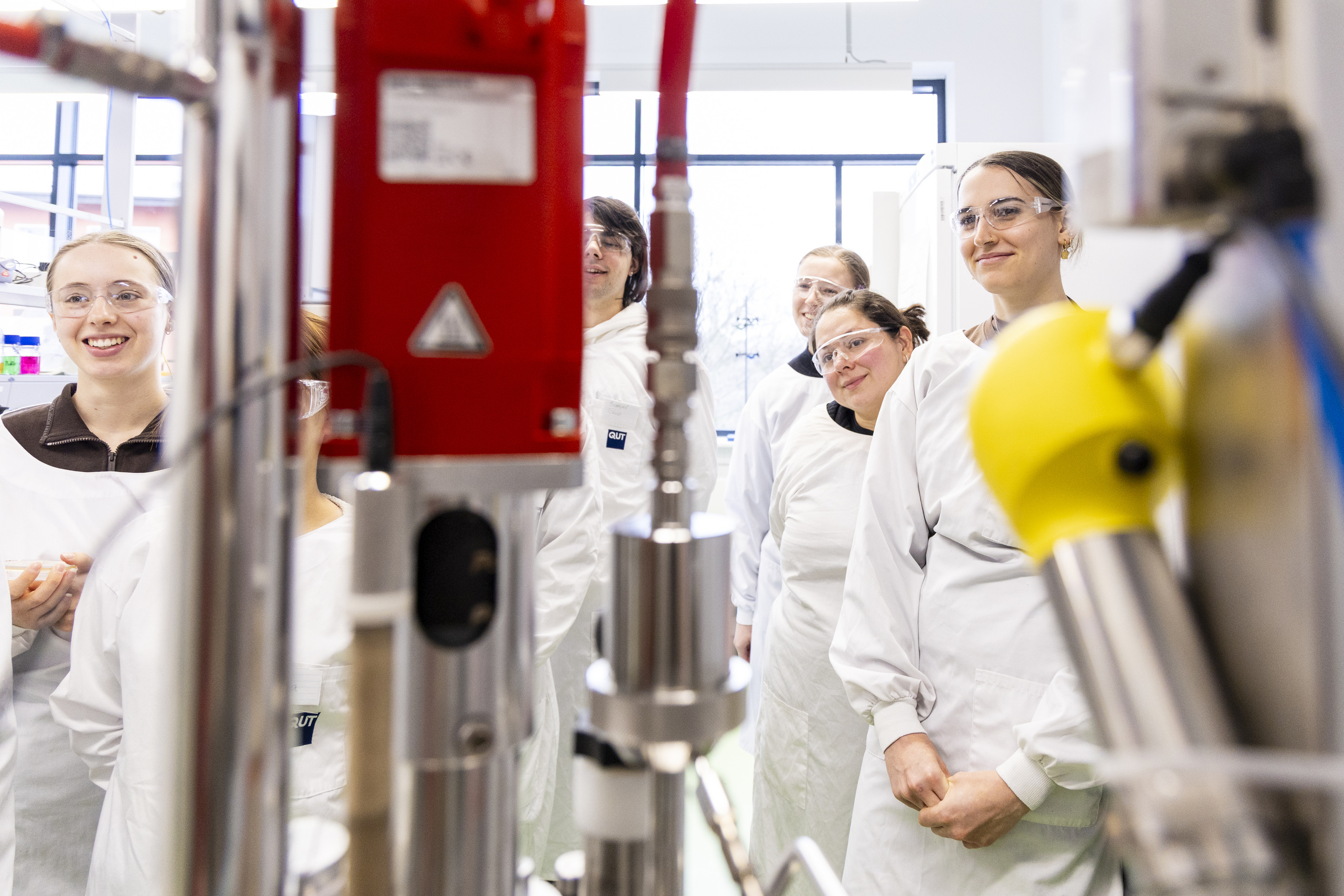 Gruppe von Studierenden in weißen Laborkitteln