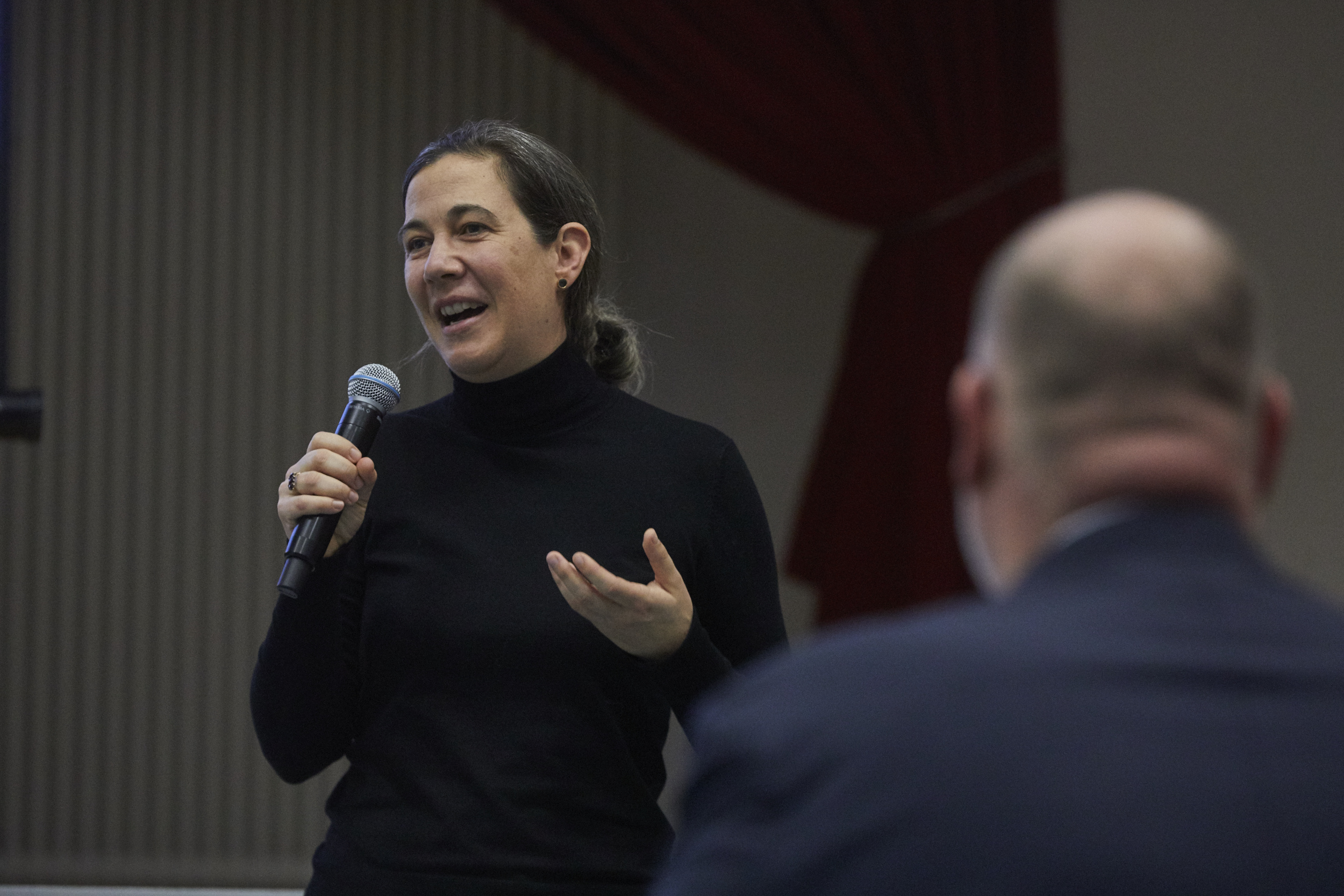 Professorin Edel am Rednerpult mit Mikrofon in der Hand