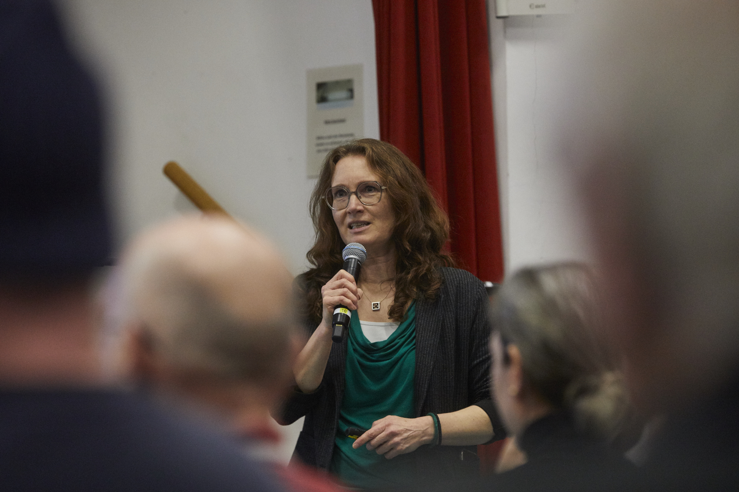 Professorin Frommer am Rednerpult mit Mikrofon in der Hand