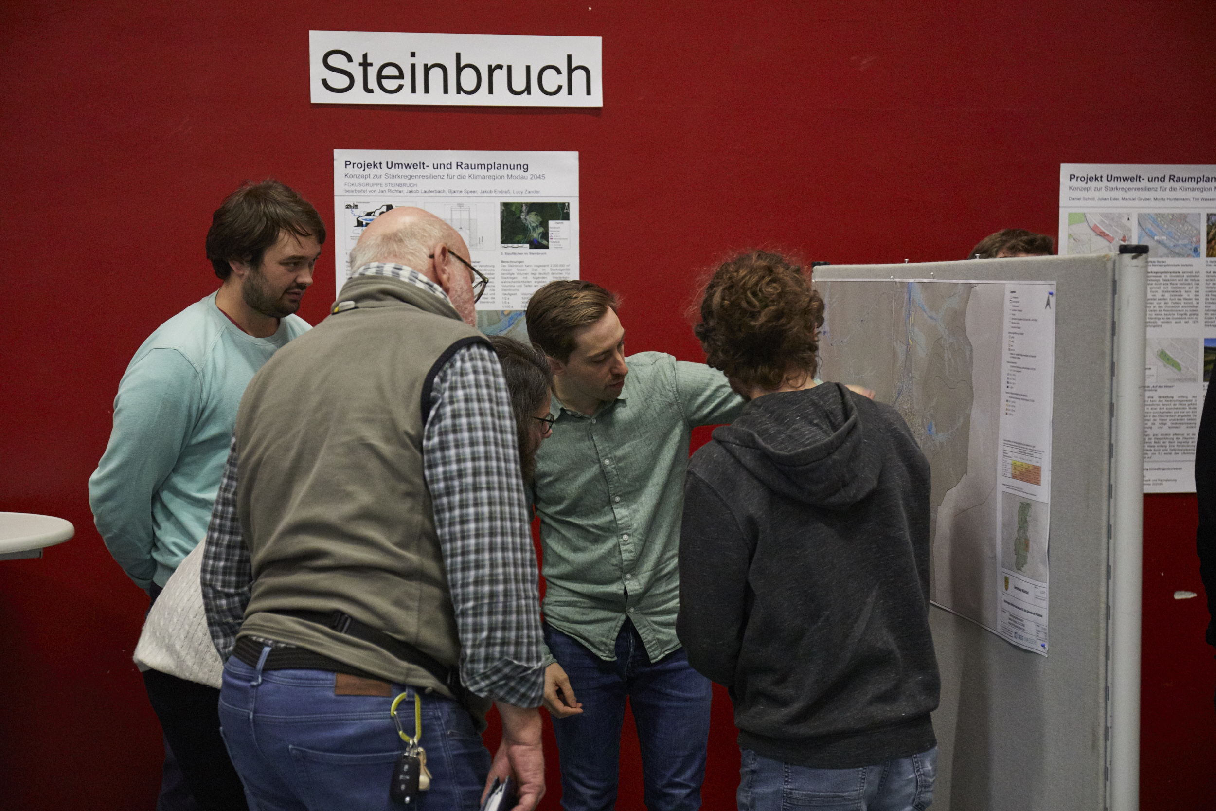 Gruppe von Personen vor einer Schauwand