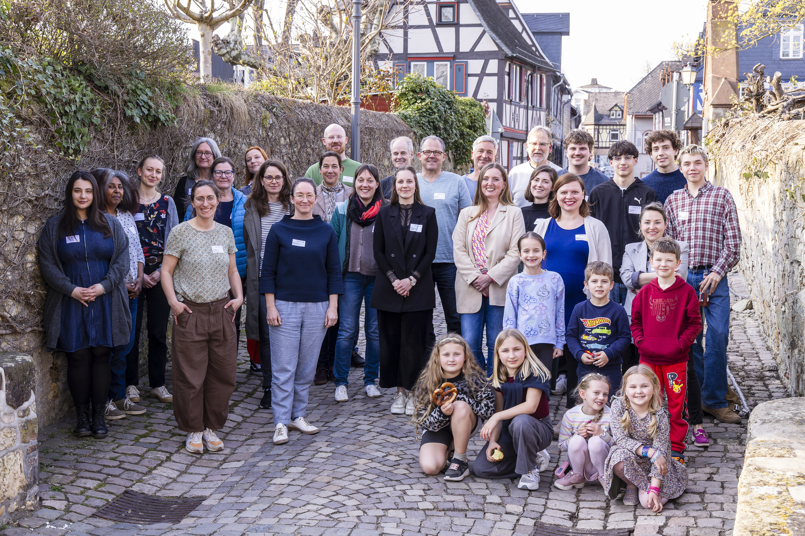 Gruppenfoto vor der Kulisse der Eltviller Ortszentrums