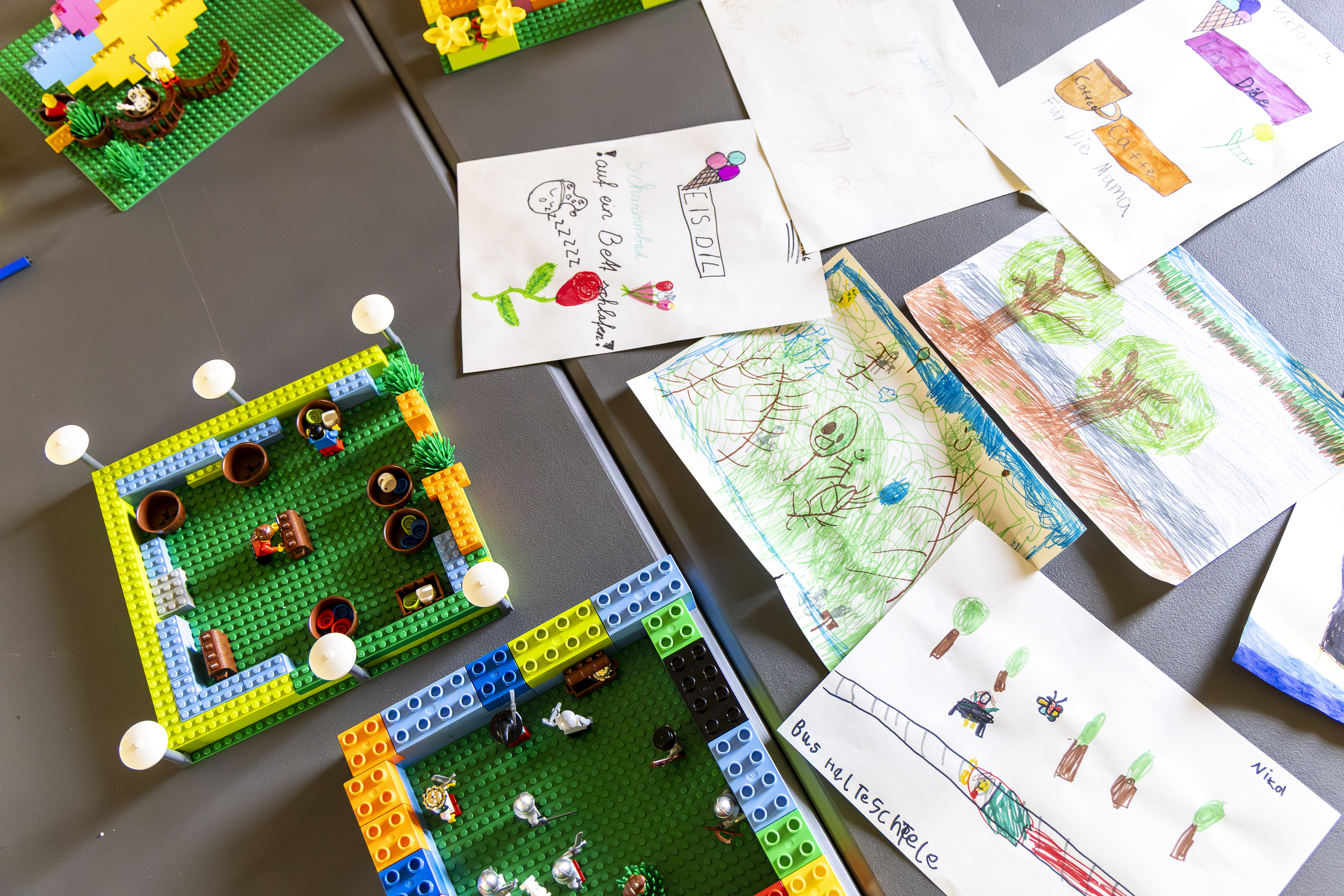Gemalte Kinderbilder und Legomodelle vom Platz der Kinderrechte
