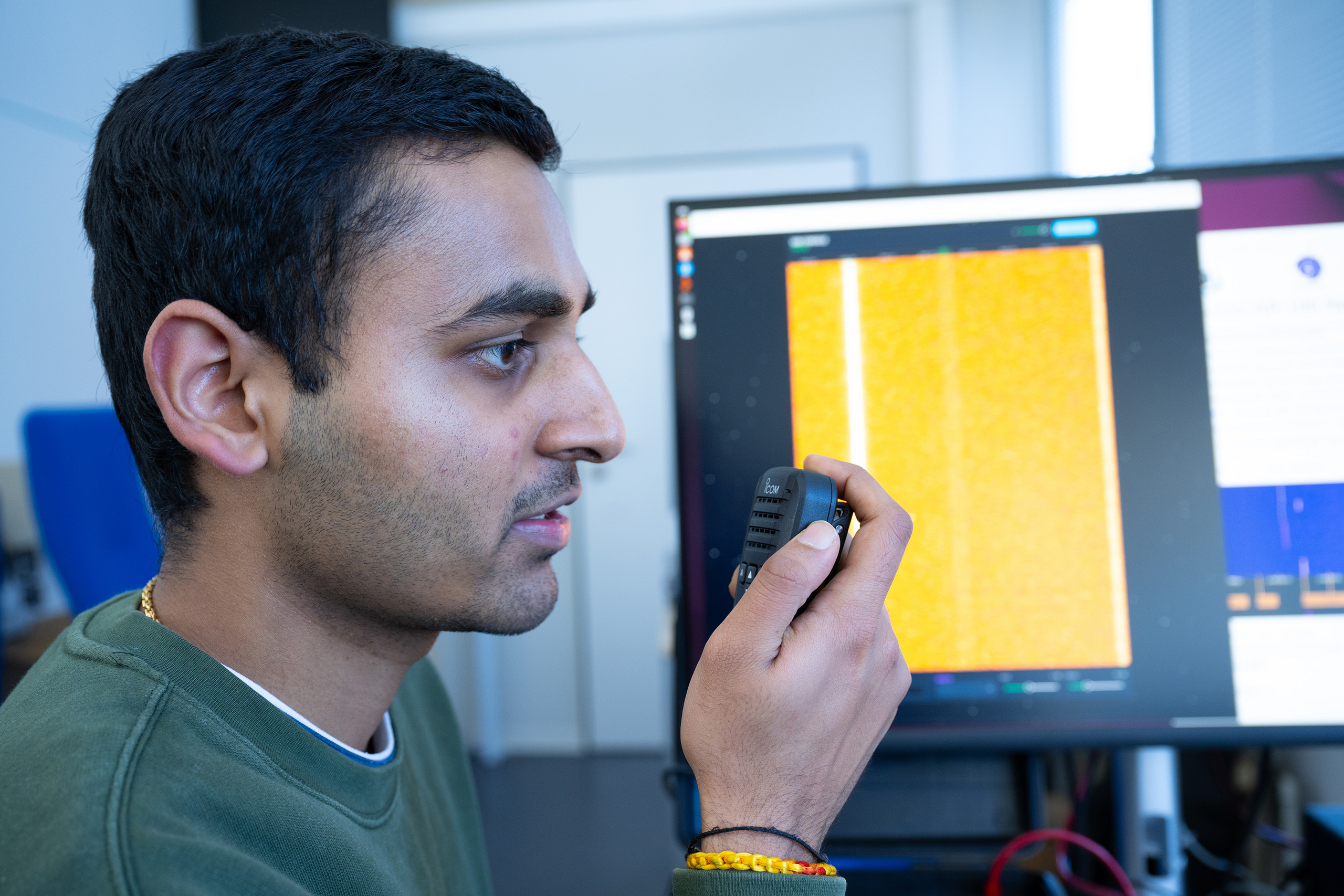 Student Vedant Vedant spricht in ein Funkgerät