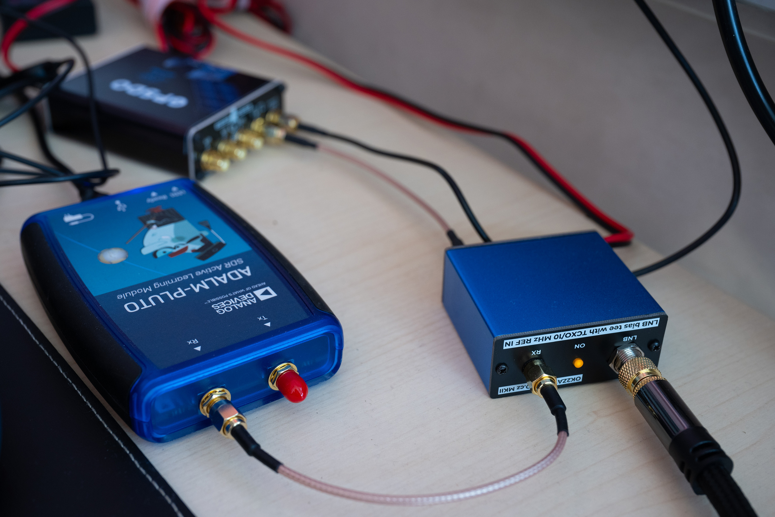 Verschiedene elektronische Bauteile der Funkstation, die mit Kabeln verbunden sind. 