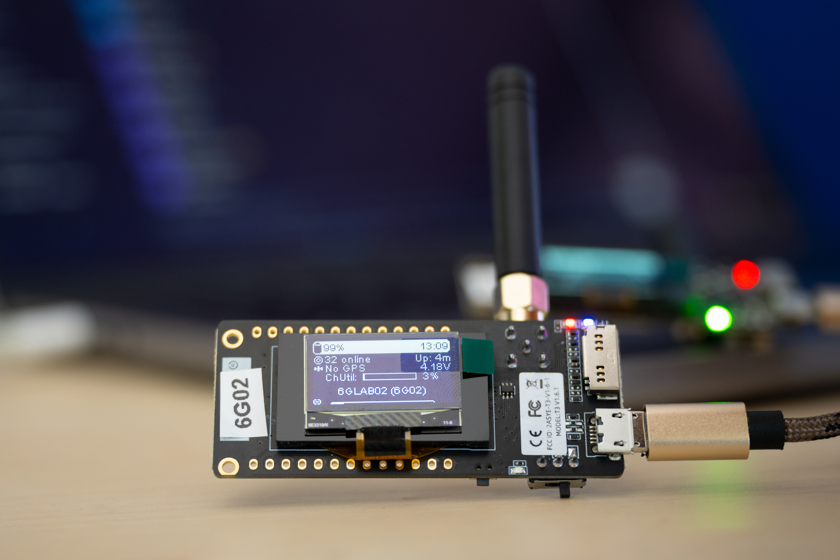 Nahaufnahme Chip mit Antenne und Kabel