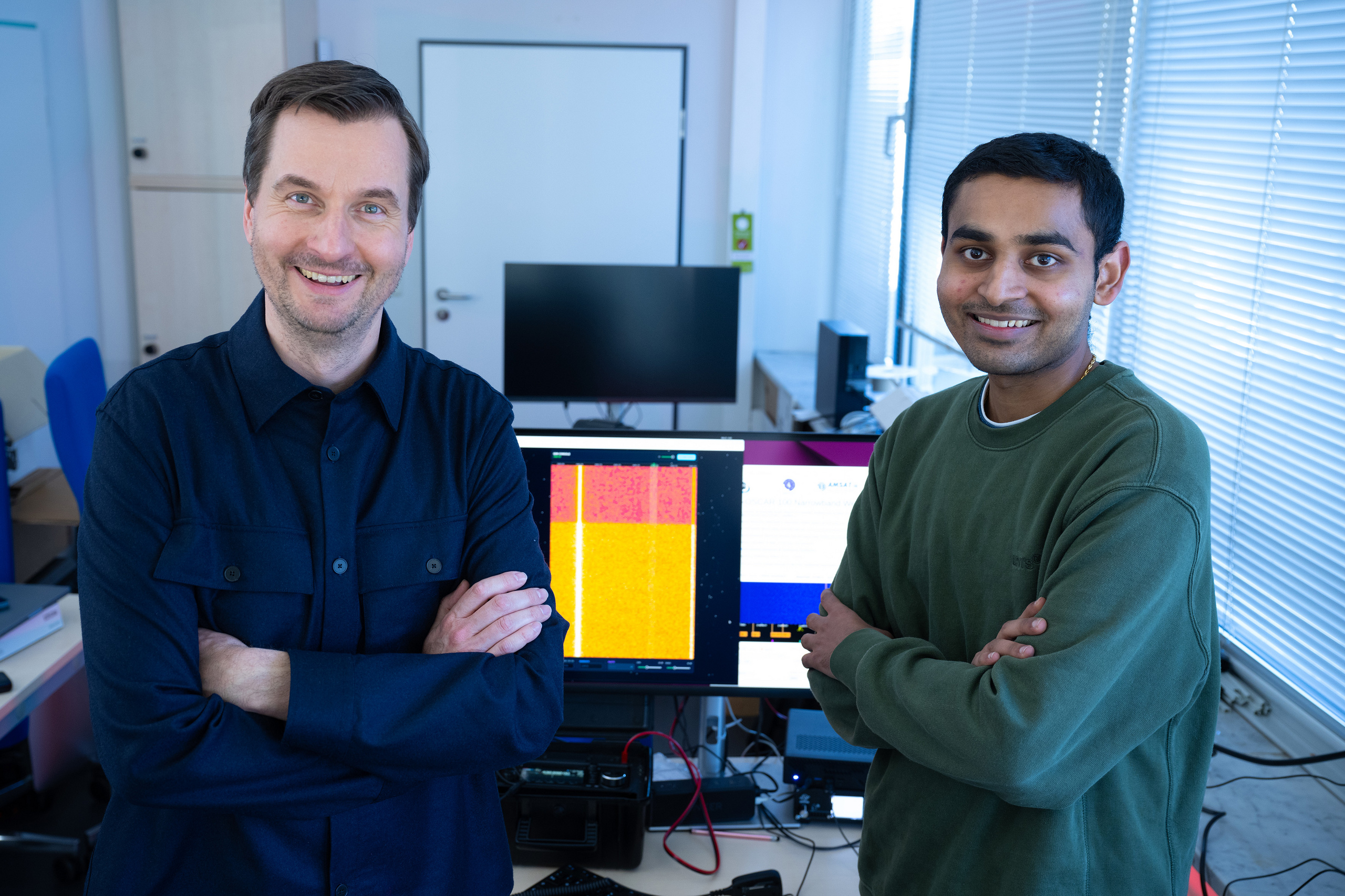 Student Vedant Vedant und Professor Stefan Valentin stehen nebeneinander und schauen in die Kamera.