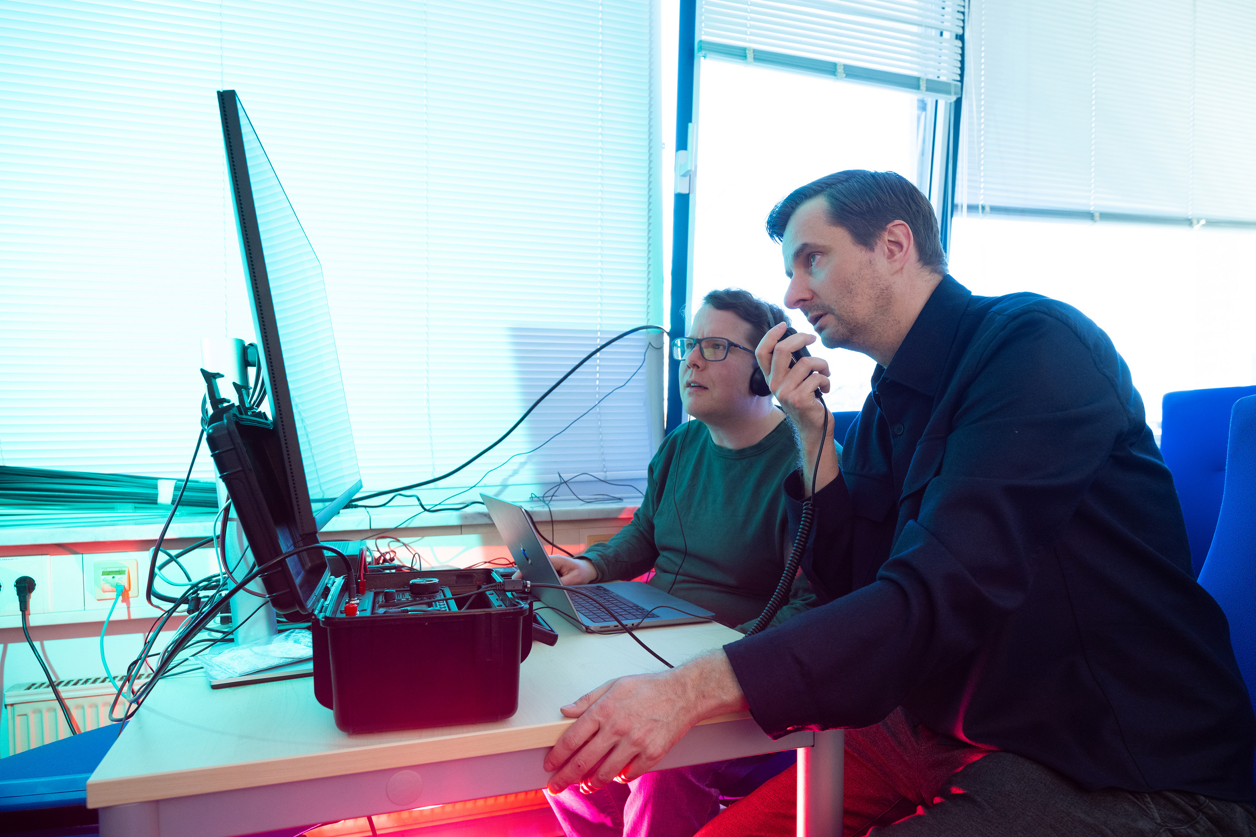 Prof. Valentin spricht in ein Funkgerät