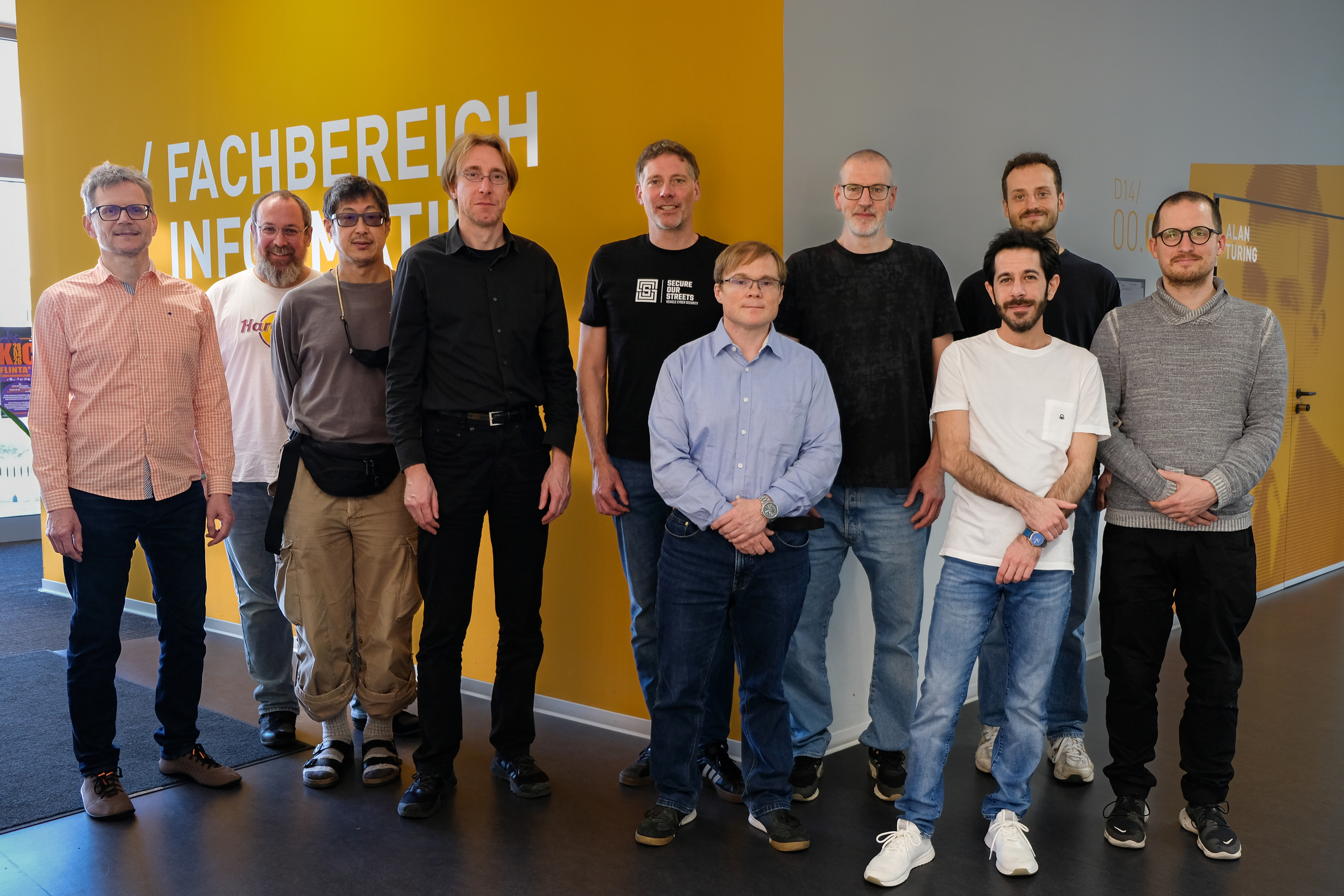 Die Forschergruppe beim Kickoff in einem Flur des Fachbereichs Informatik der h_da
