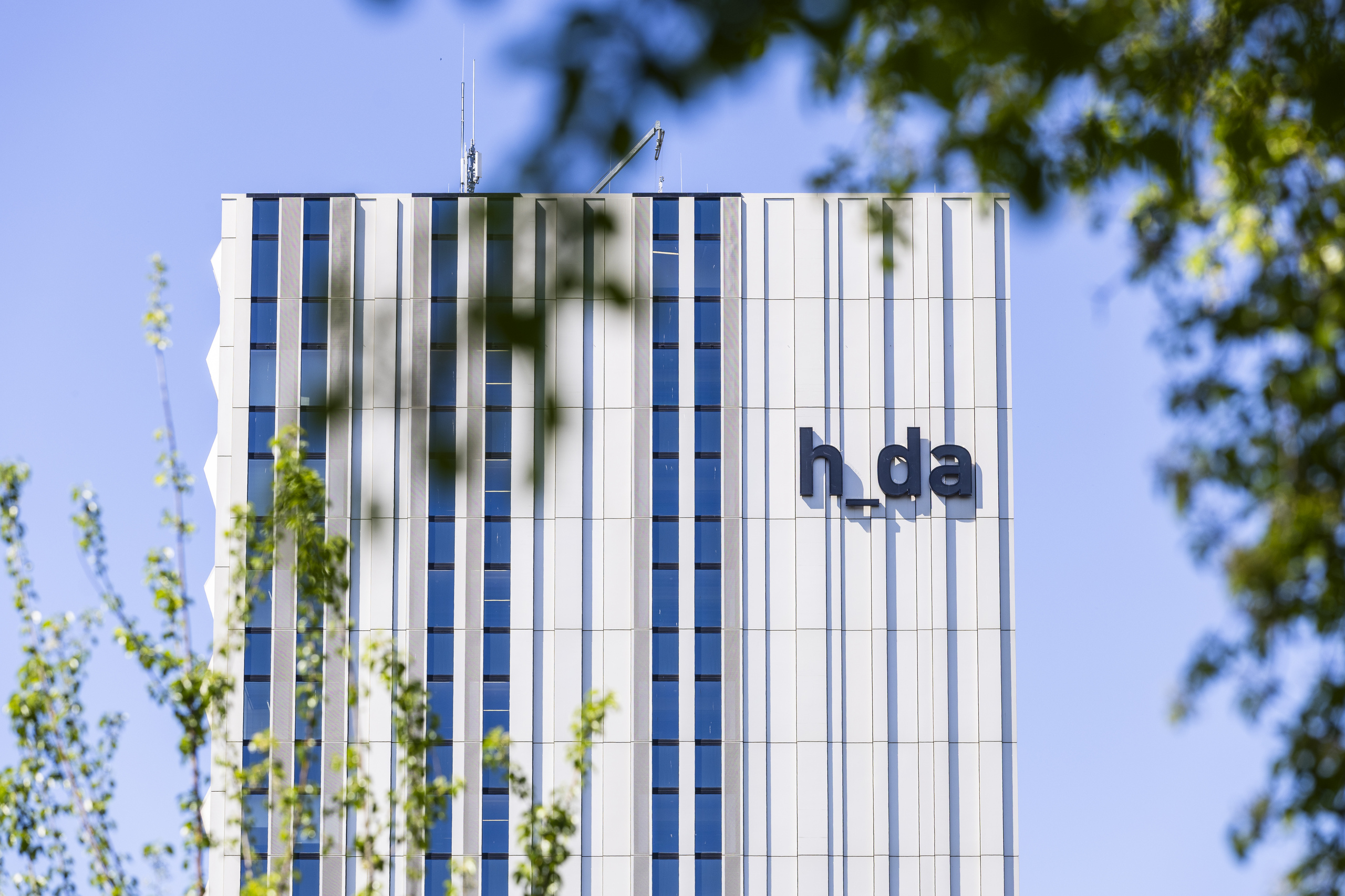 h_da-Hochhaus Fassade vor blauem Himmel