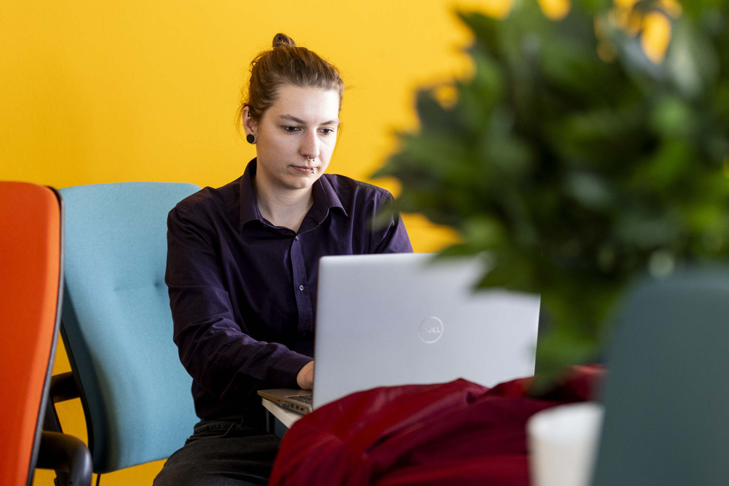 Mina Schütz is shown working on her laptop