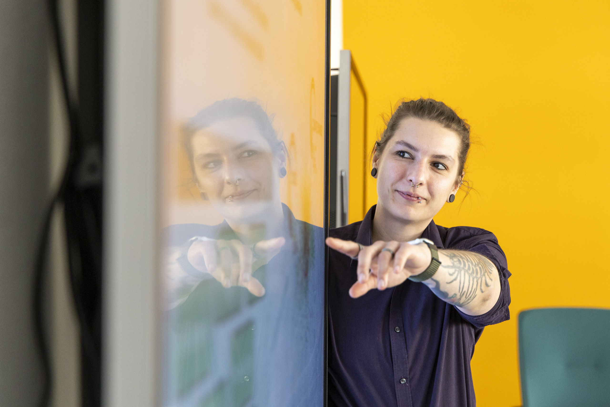 Researcher Mina Schütz explains her work on a large screen 