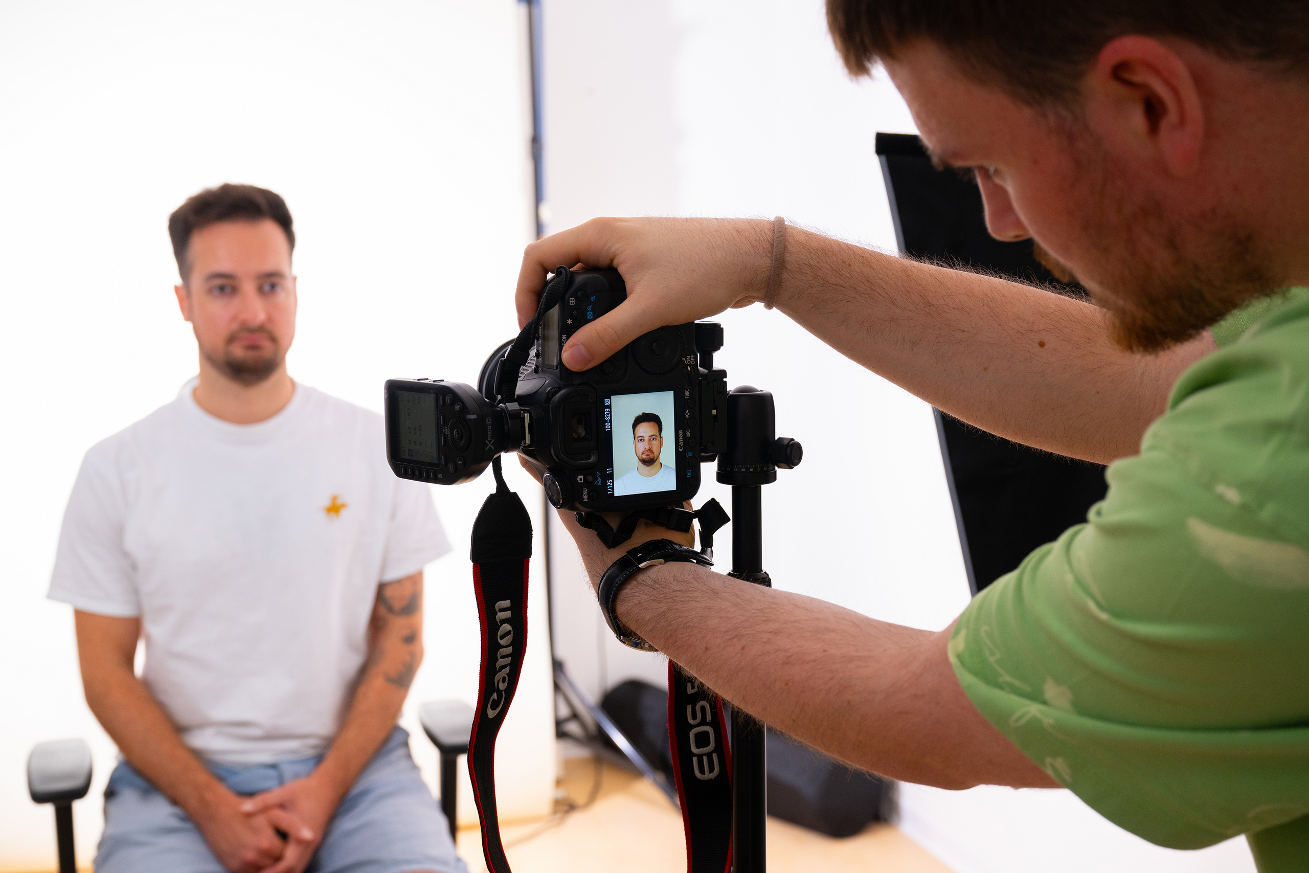 Setup Fotostudio mit einem Probanden und einem Fotografen