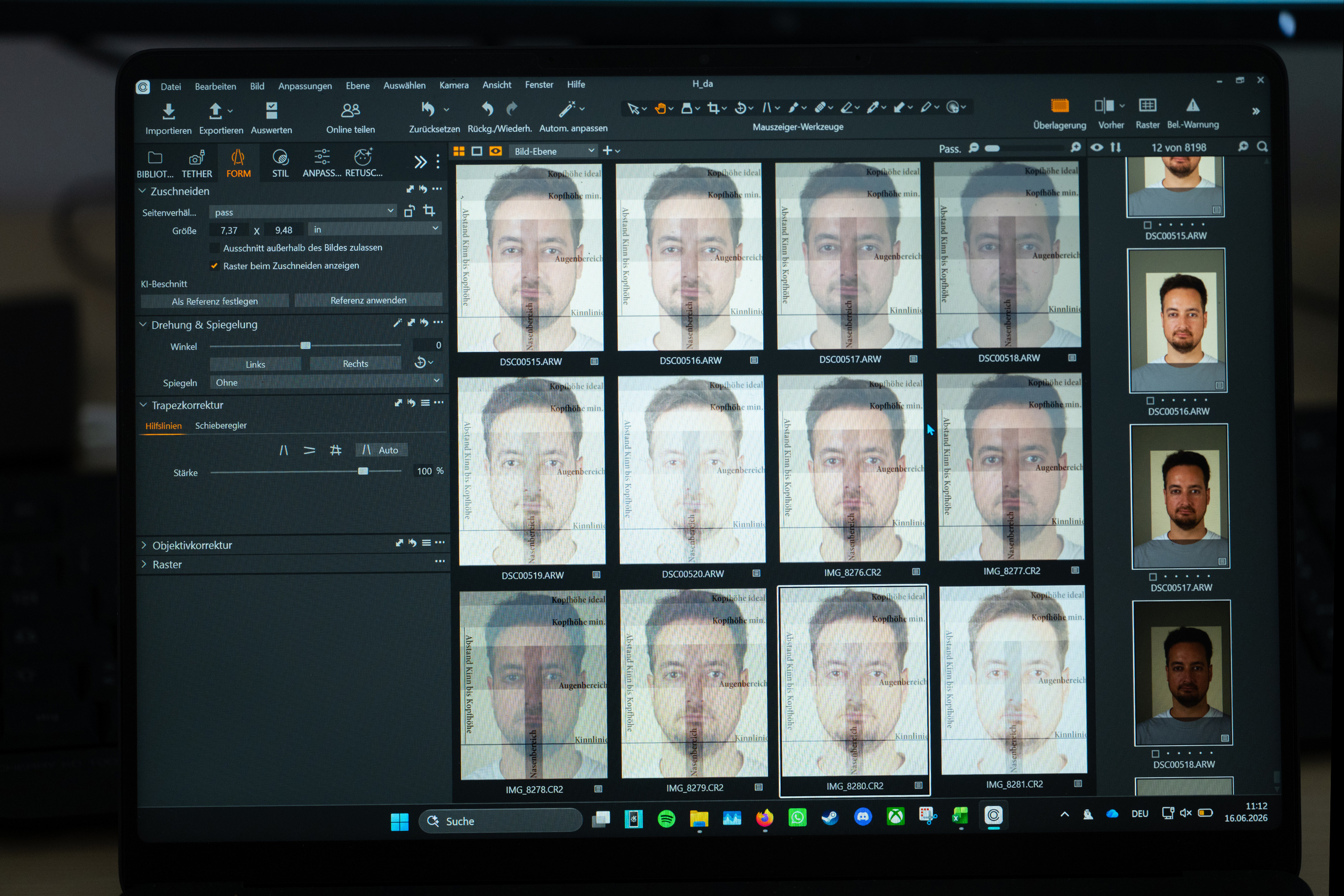 Bildschirm mit drei Reihen von Portraitfotos