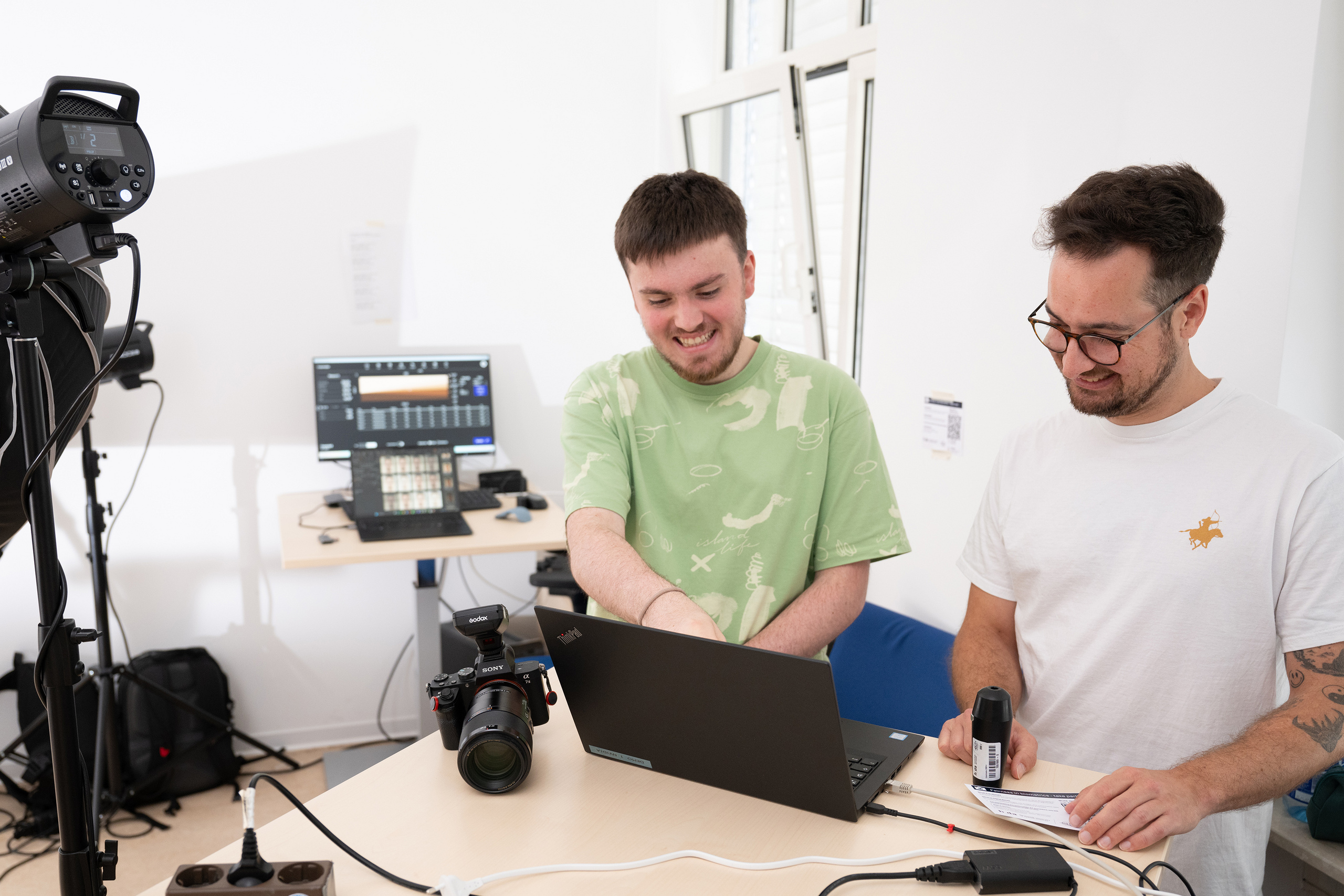 Zwei Studierende im Fotostudio für biometrische Aufnahmen