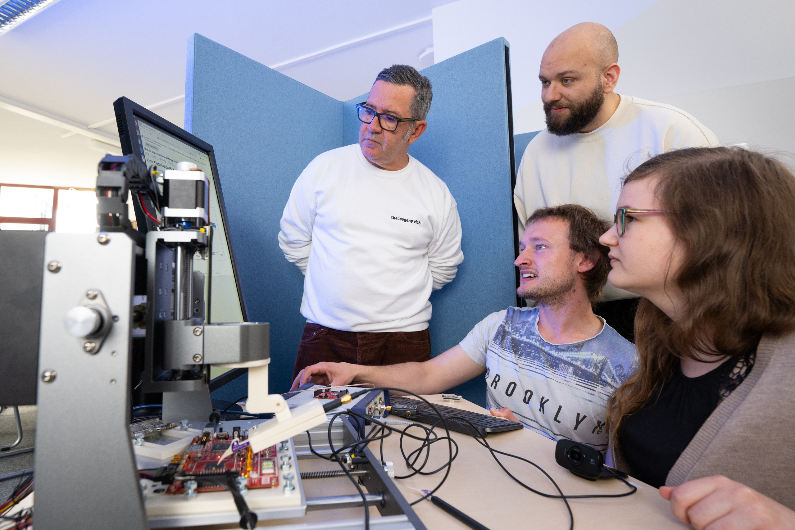 Fabio Campos, Nicolai Schmitt, Sven Wroblewski and Hannah Wieser (from left to right) analyse attacks in a training environment. 