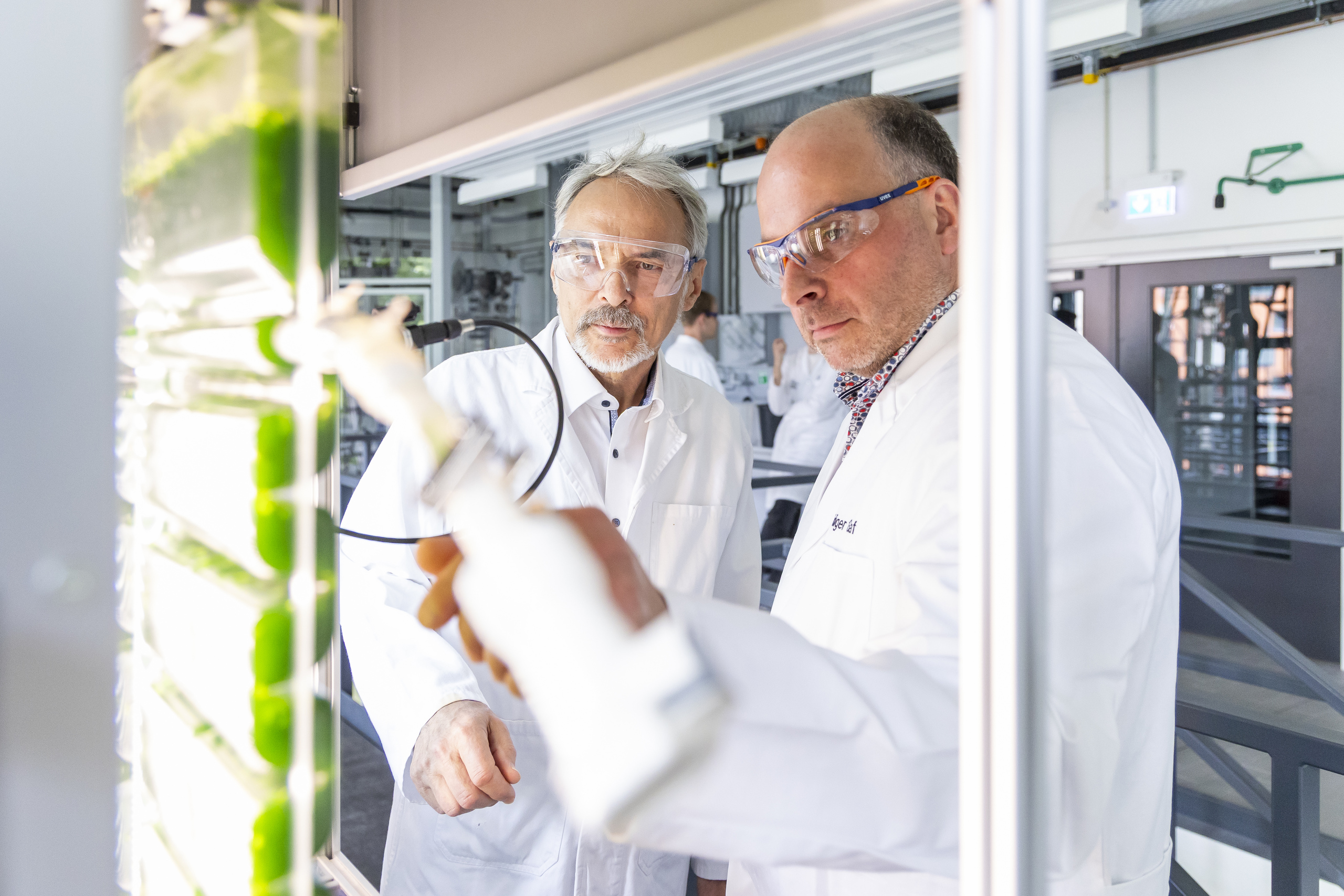 Prof. Dr. Rüdiger Graf (rechts) und Dr. Gerd Klock  im Labor