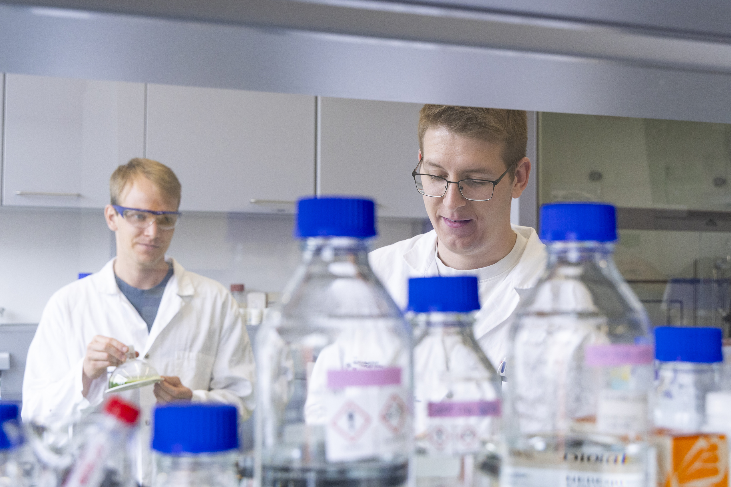 Zwei Studierende im Labor