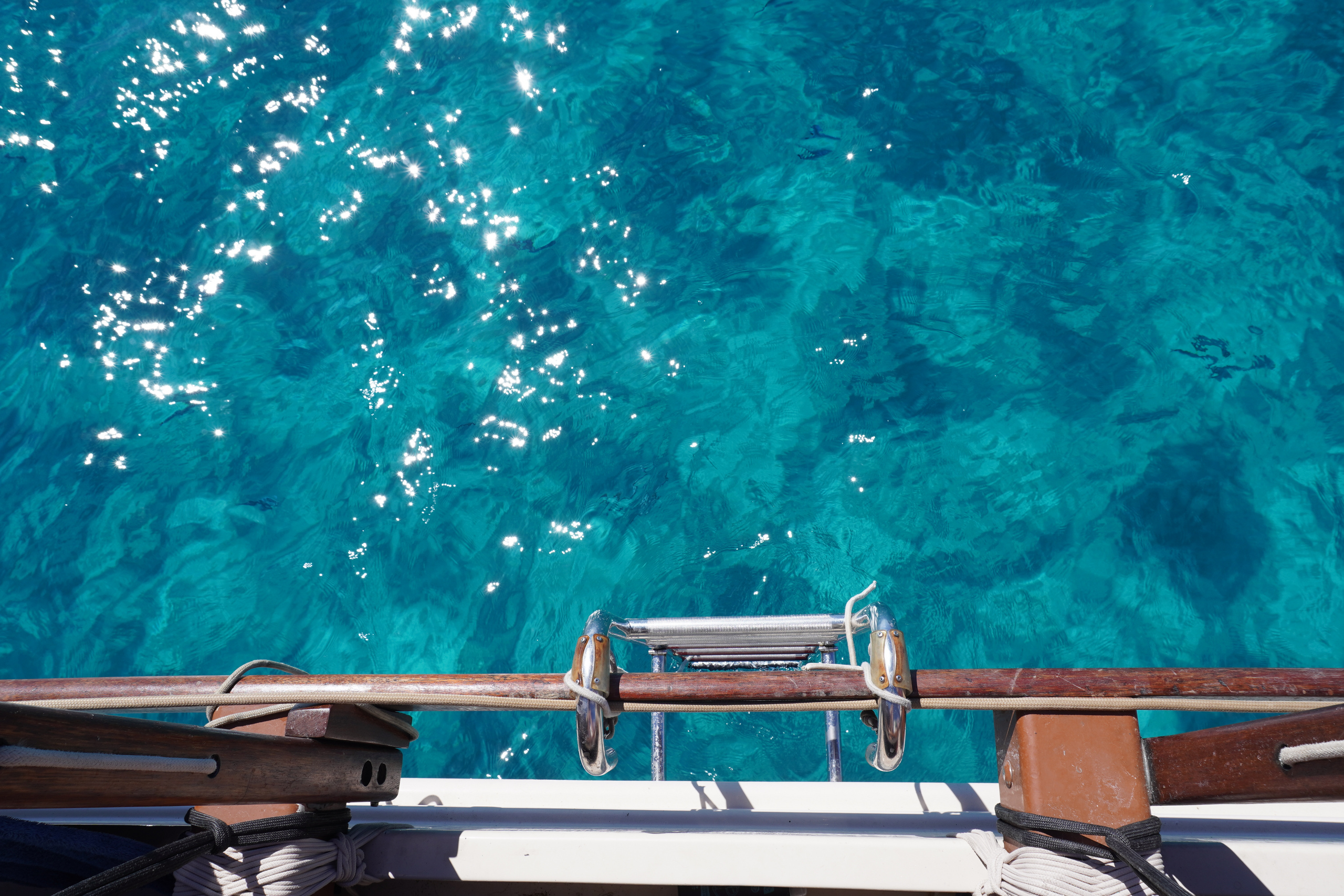 Blick ins türkisblaue Wasser