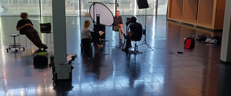 Thomas Döring in einer Interviewsituation mit einem Kamerateam