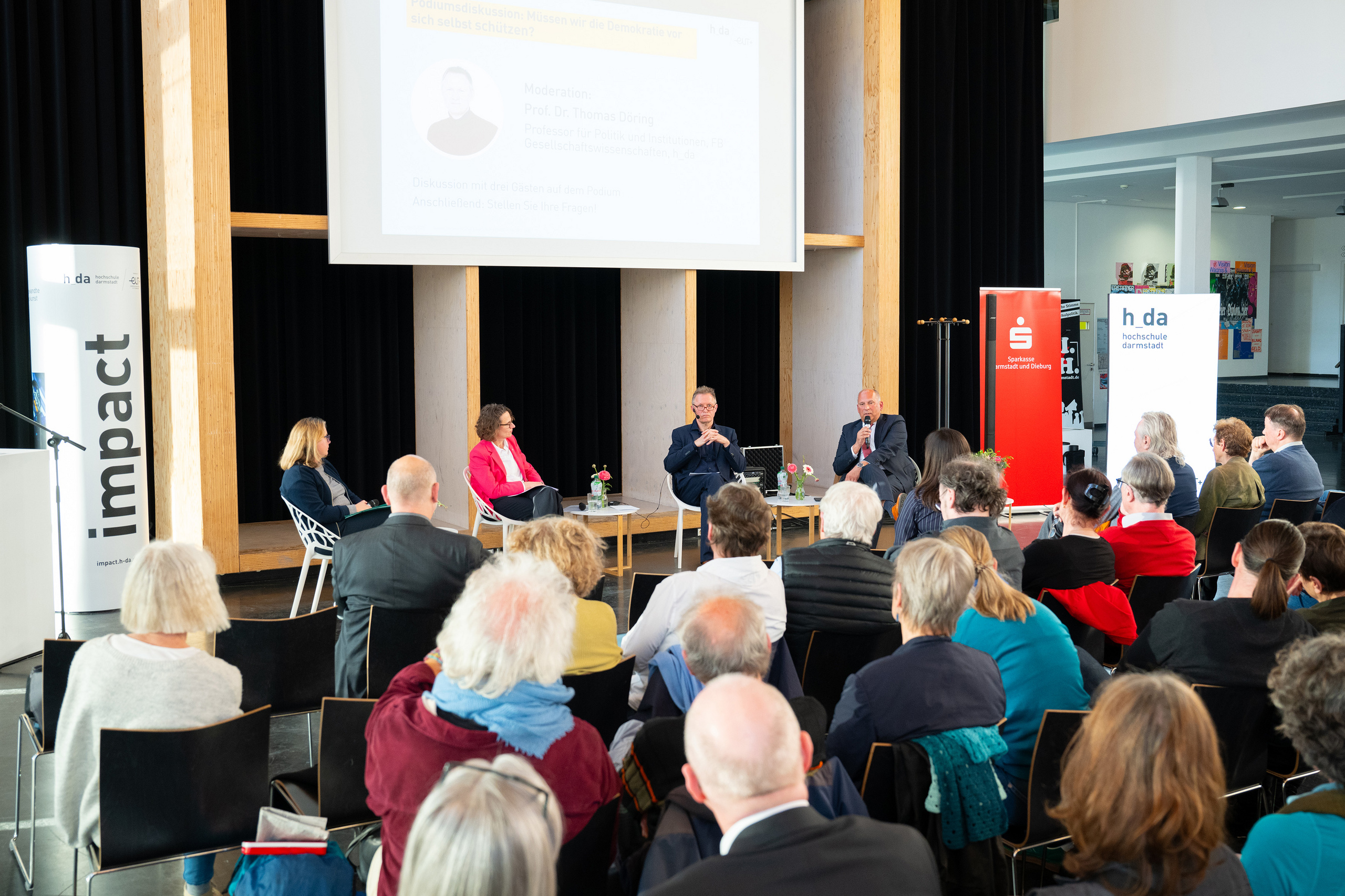Thomas DÖring auf den Podium in einer DIskussionsrunde