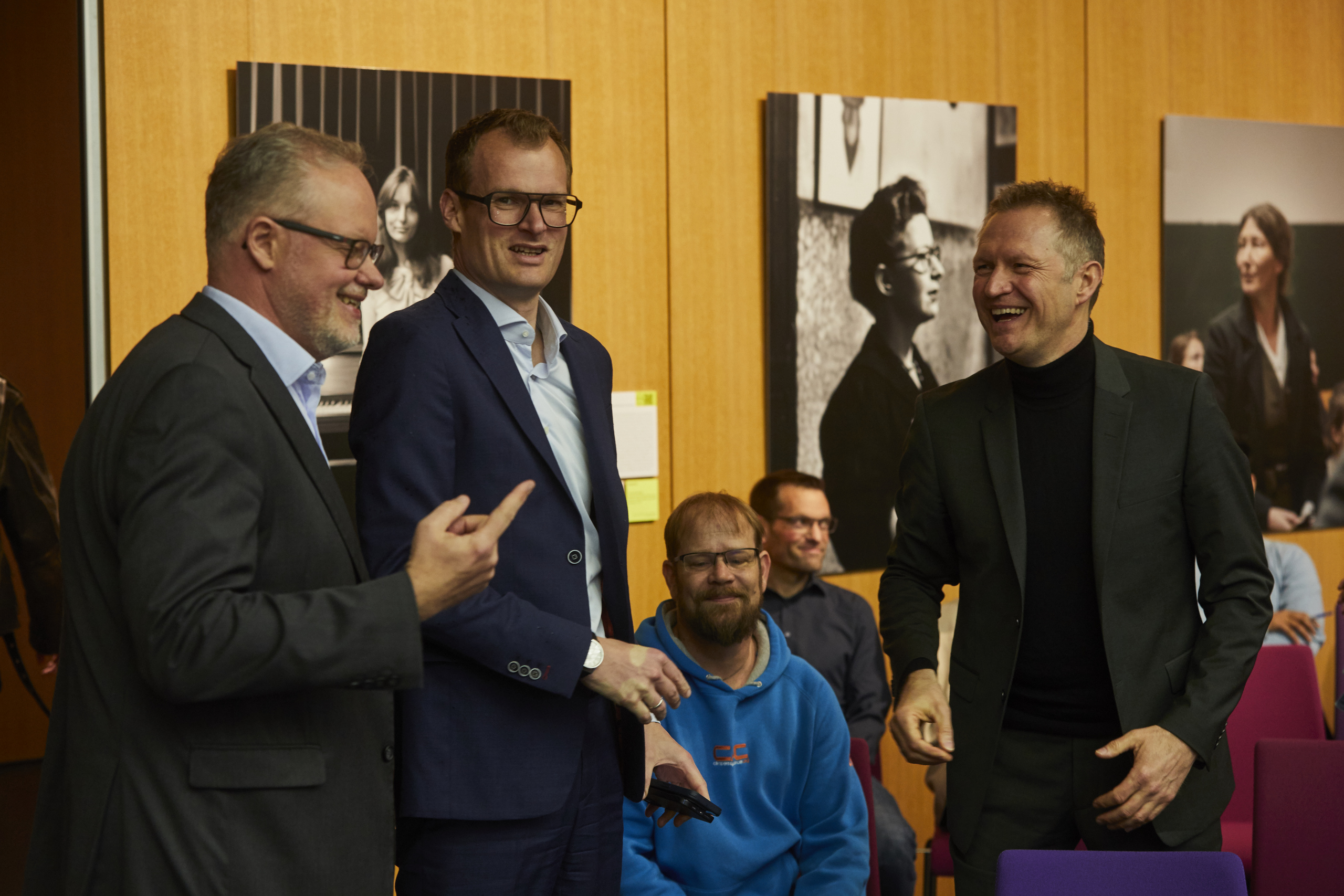 Prof. Döring lachend im Gespräch mit anderen Personen auf einer Veranstaltung
