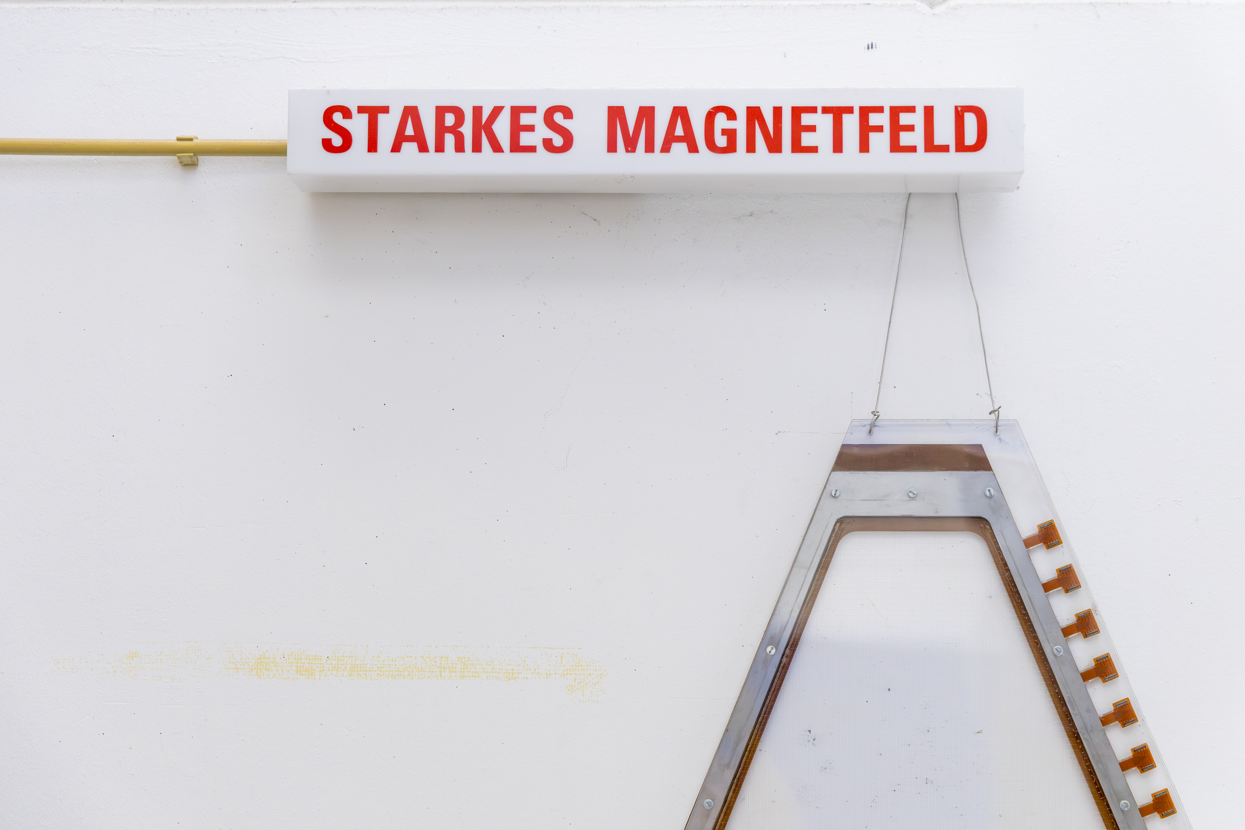 Warning light bearing the words ‘Strong magnetic field’
