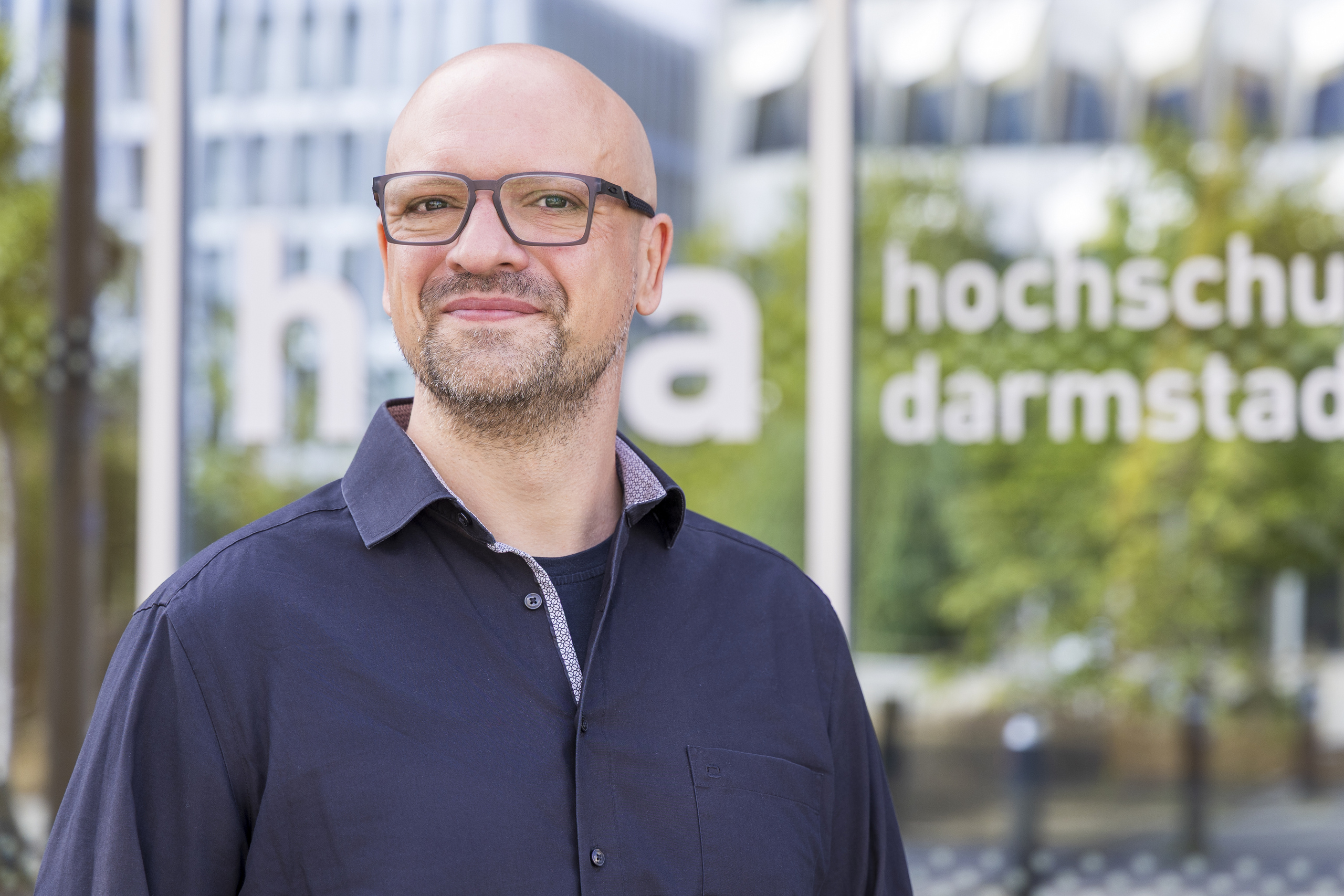 Portrait Andreas Haidvogl vor h_da-Gebäude