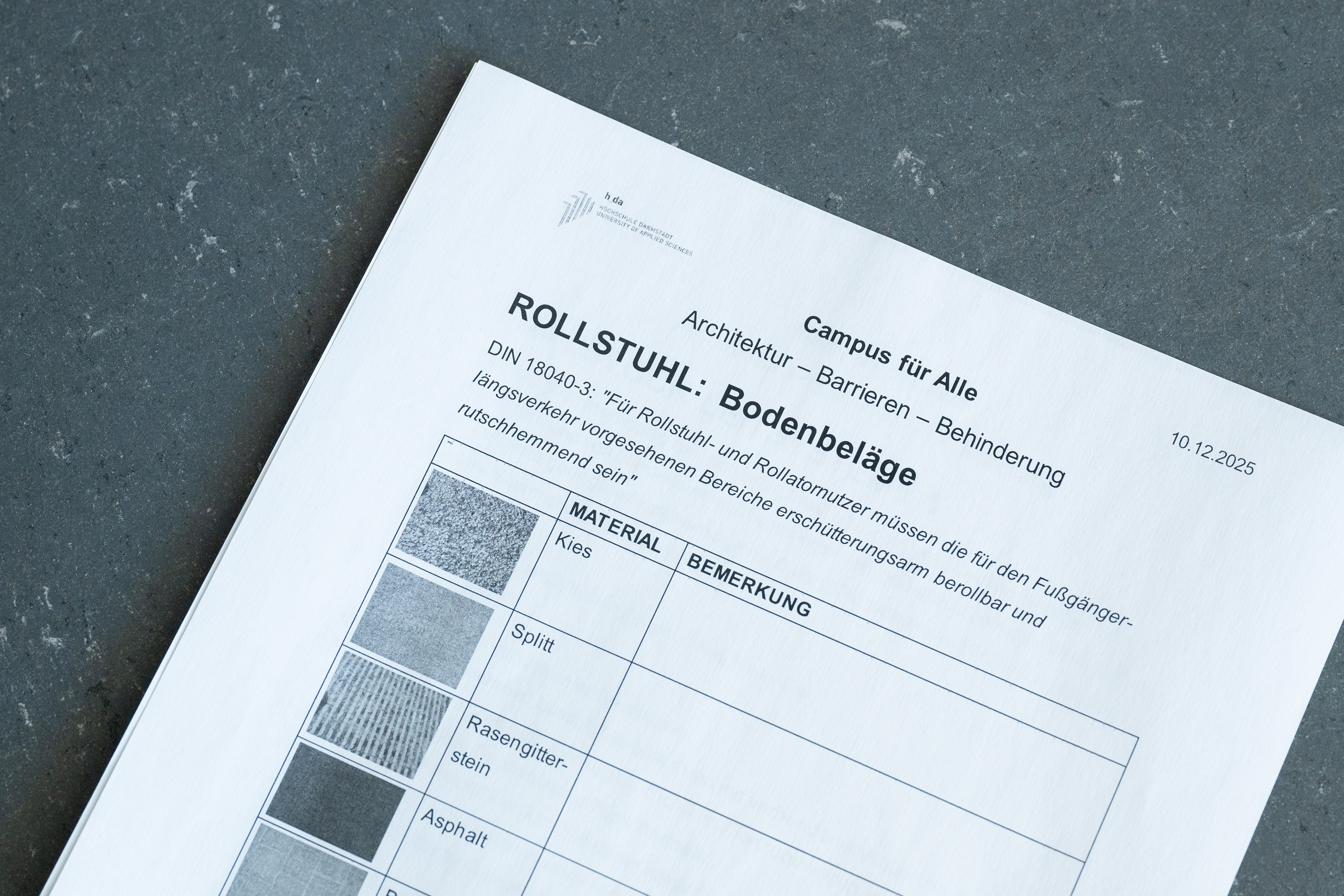 Blick auf ein Formular mit Anforderungen für Barrierefreiheit