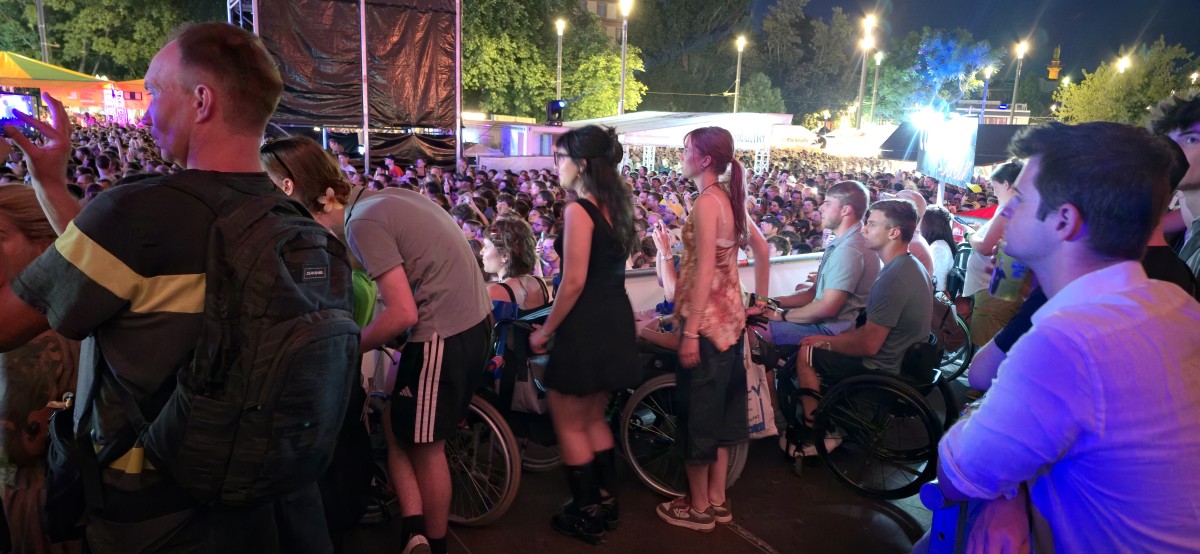Rolli-Fahrer, die sich umarmen, beim Schlossgrabenfestival