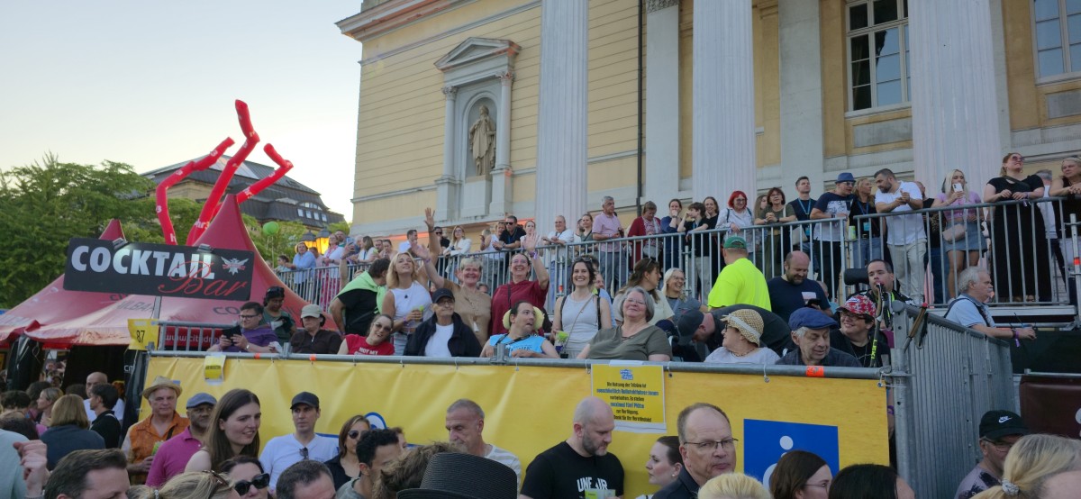Bühne für Rollifahrer beim Schlossgrabenfestival aus der Nähe aufgenommen