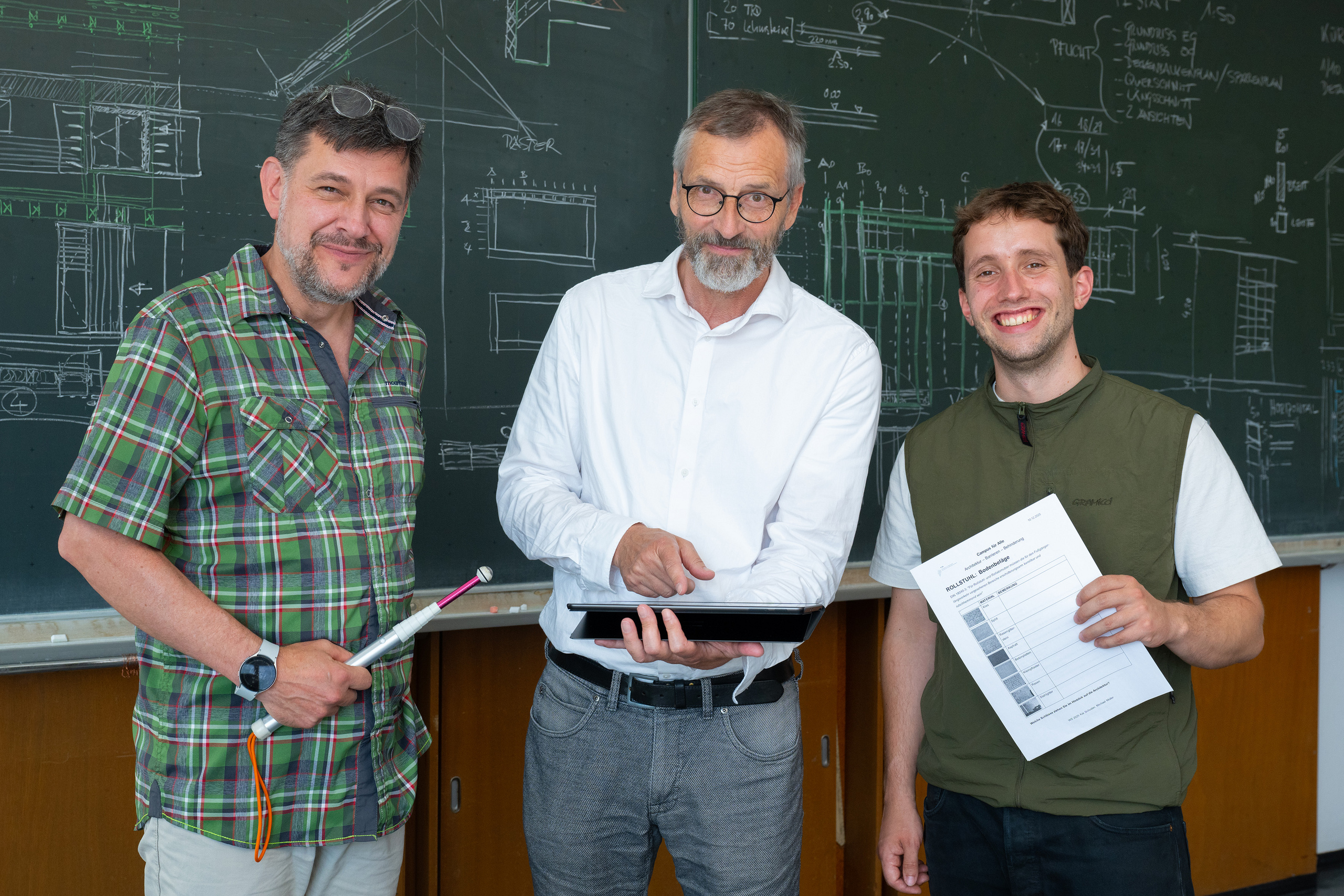 Foto mit drei Projektbeteiligten, die in die Kamera lächeln