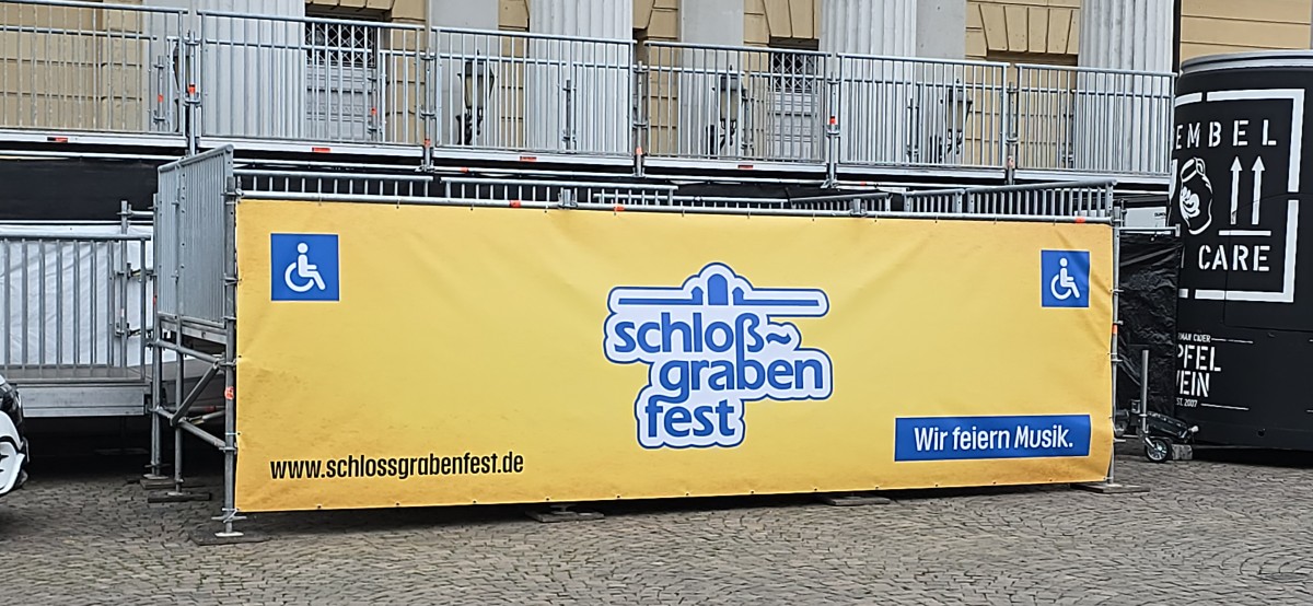 Gelb-blaues Banner unterhalb der Rolli-Bühne