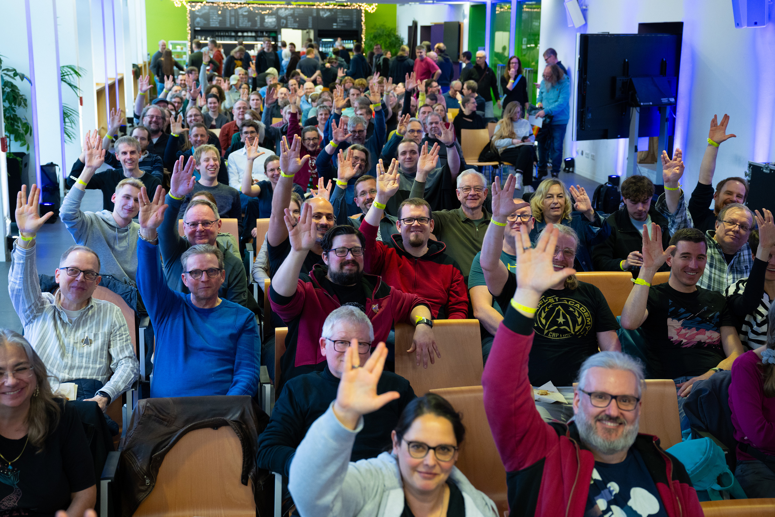 Publikum im Café Glaskasten zeigt den Vulkaniergruß