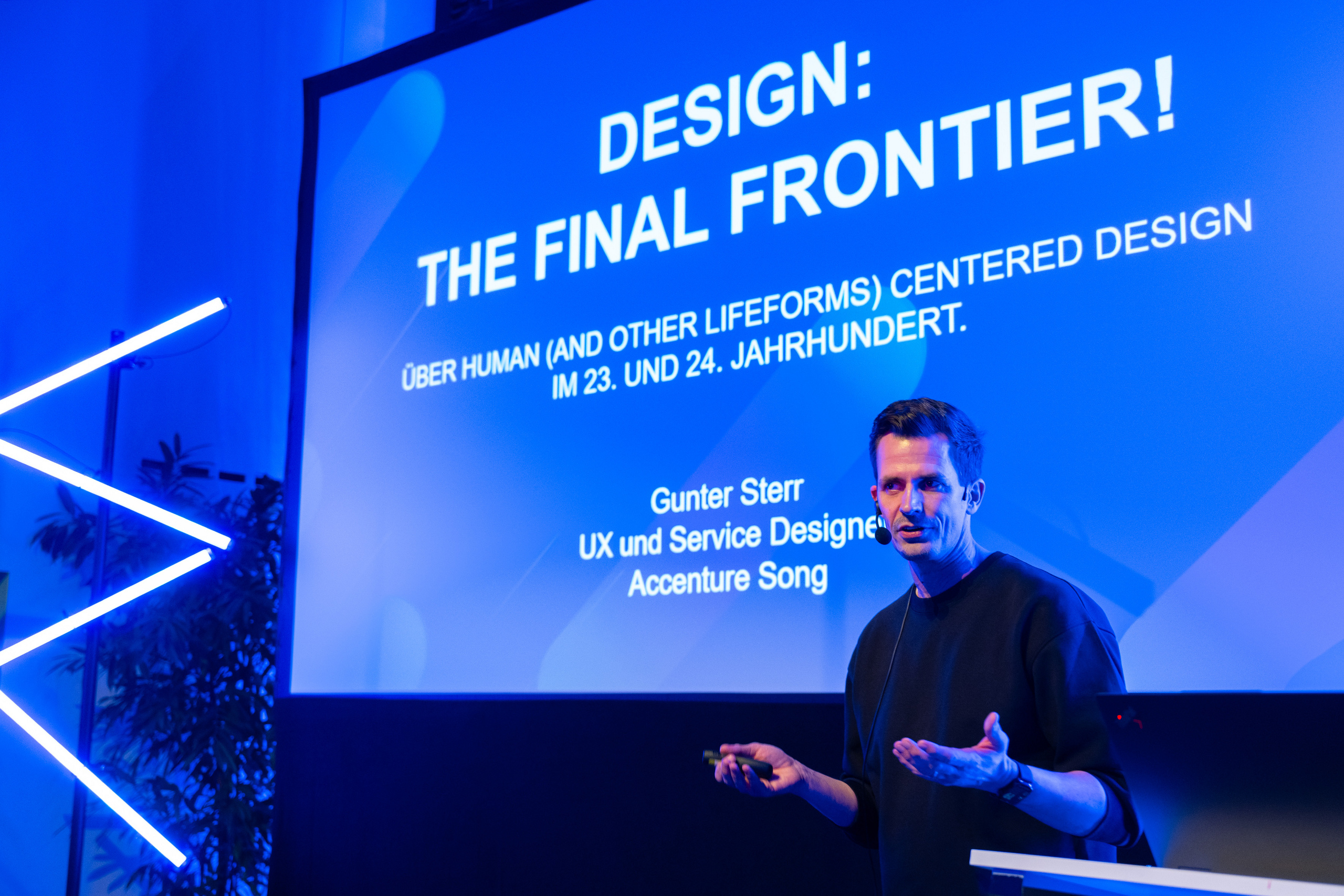 h_da-Absolvent und Designer Gunter Sterr auf dem Podium 