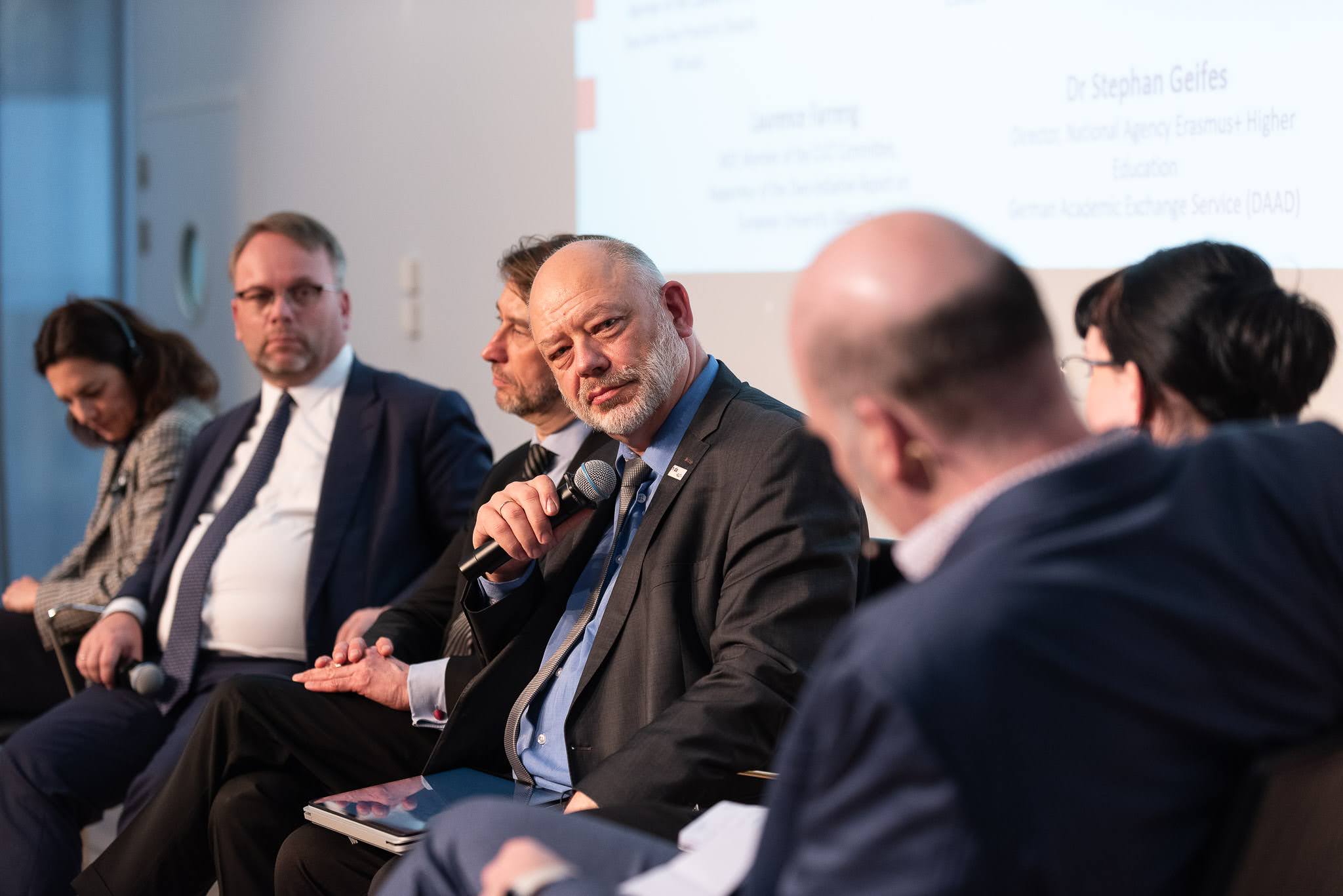 h_da-Präsident Prof. Dr. Arnd Steinmetz discussing with his partners on the podium