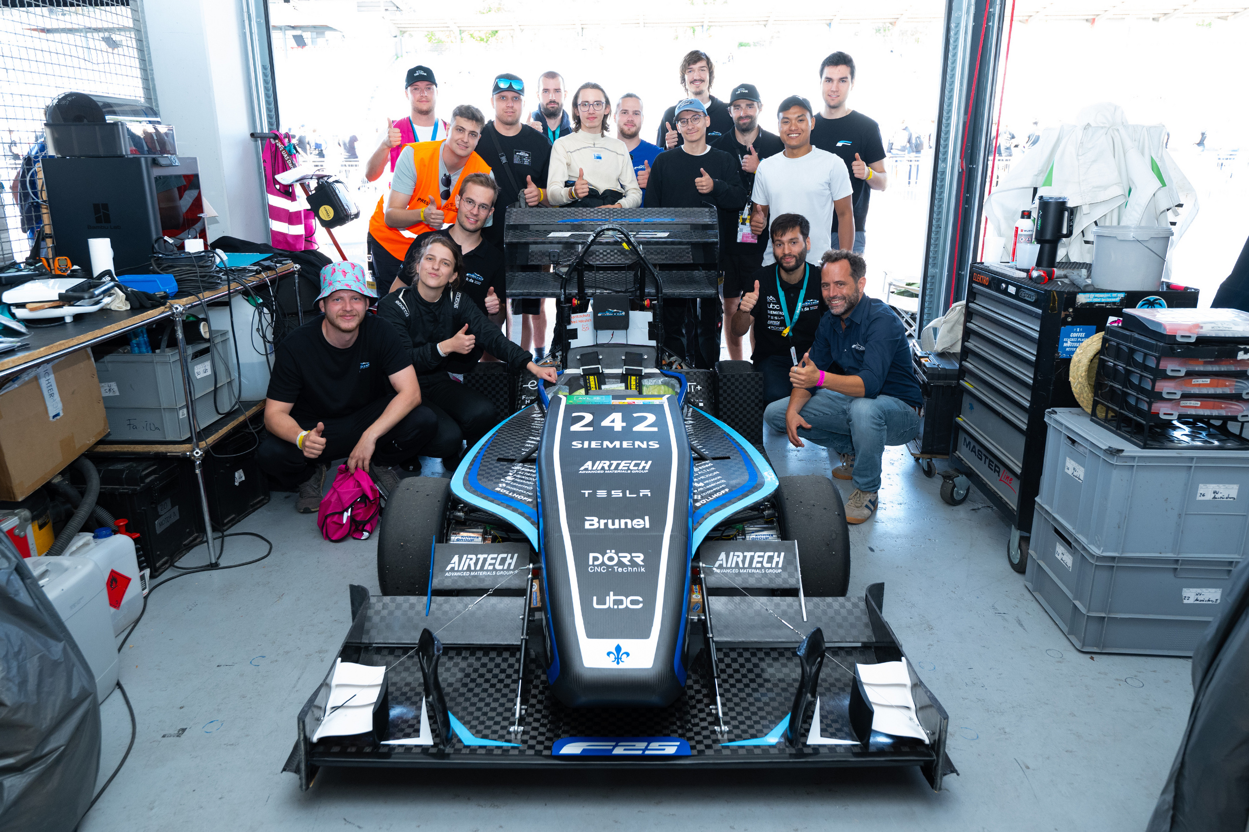 Teamfoto im Pit